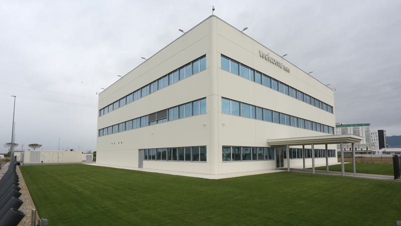 Vista aerea di un campo. Una strada attraversa l'angolo superiore destro.